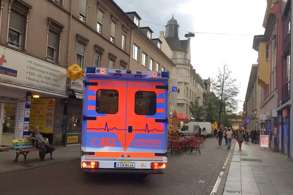 Frankfurt am Main, ALEMANIA, ABRIL 2019: 112 ambulancia de emergencia con luces intermitentes en las calles de Frankfurt — Foto de Stock