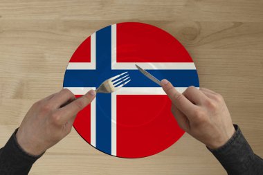 Norveç ulusal bayrağı ile bir tabak üzerinde çatal ile eller, kopya alanı