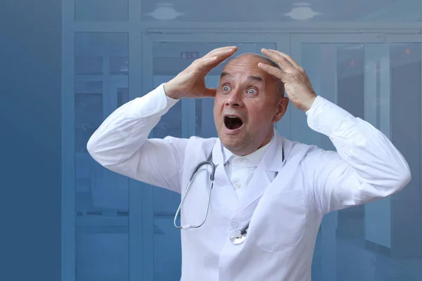 Lekarz w białym płaszczu z fonendoskopu wokół szyi, w rozpaczy rozciąga ramiona, krzyczeć, otwierając usta — Zdjęcie stockowe