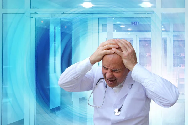 Anciano calvo doctor con un fonendoscopio alrededor de su cuello desesperado agarró su cabeza con sus manos en un vórtice azul —  Fotos de Stock