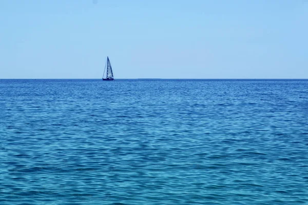 Λευκό ρομαντικό ιστιοφόρο που πλέει στην όμορφη γαλάζια θάλασσα της Μεσογείου — Φωτογραφία Αρχείου