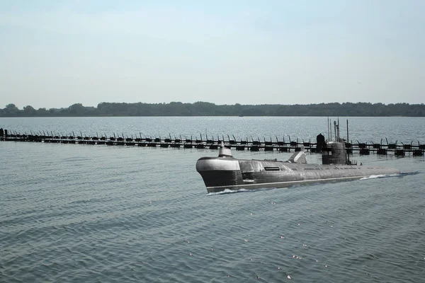 Gran submarino militar ha surgido del fondo del mar y se está moviendo sobre la superficie del agua, el concepto de la marina de guerra —  Fotos de Stock