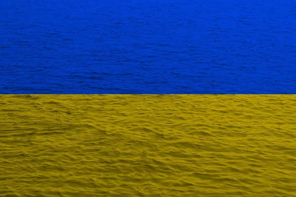 Ukrainische Nationalflagge, auferlegt auf die Textur von Wasser, Meer, das Konzept der Wasserressourcen des Landes — Stockfoto