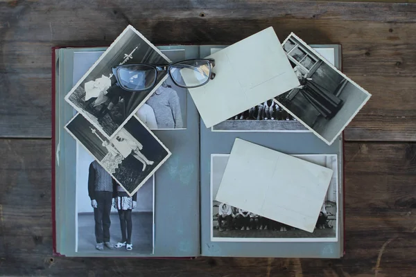 Simferopol, URSS, CIRCA 1940: fotos vintage del álbum de fotos de la familia y un álbum de fotos en una vieja mesa de madera natural — Foto de Stock