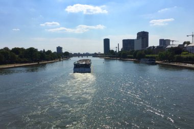 Frankfurt, Almanya - Temmuz, 2018: Turistler Main Nehri üzerinde bir zevk teknesinde yüzer