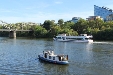 Frankfurt, Almanya - Eylül 2018: Turist tekneleri yaz aylarında Main nehri üzerinde yüzer, setten görünüm