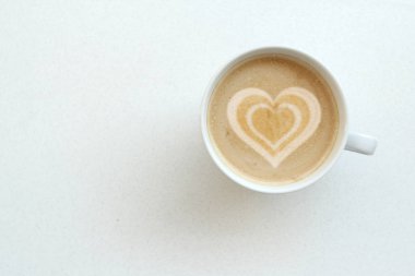 beyaz geniş fincan kahve, sütile kapuçino, beyaz bir masada kalp krema ile kakao, üst görünüm, yer kazanmak, yakın çekim, aşk kavramı