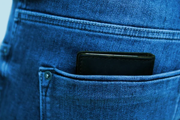 Zwarte portemonnee van hoge kwaliteit natuurlijke lederen achterzak van blauwe jeans voor mannen — Stockfoto