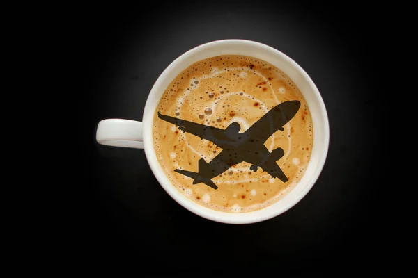 Taza ancha blanca de café, cappuccino en forma de avión sobre un fondo negro con viñeta, vista superior, ahorrar espacio, primer plano, concepto de viaje, transferencia — Foto de Stock