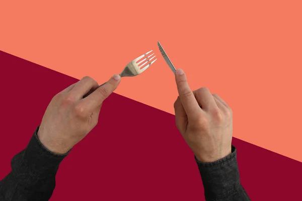 Mani con forchetta e coltello su fondo geometrico, corallo e ciliegia, risparmiare spazio — Foto Stock