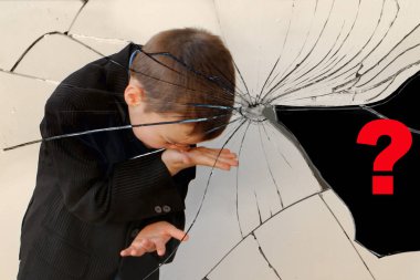 kırık bir ayna kırıkları yansıması, ağlayan bir çocuk, bir ortaokul çocuğu, köşede duruyor, duvara bakan, bir soru işareti