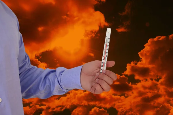 Fotografia colorata arancione del cielo con nuvole e sole con riflessi, il concetto del caldo estivo, preparazione per il progettista, primo piano — Foto Stock