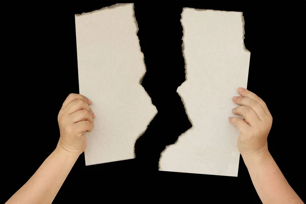 Manos femeninas sostienen dos pedazos de papel desgarrado con bordes rotos sobre un fondo negro, aislar, copiar espacio — Foto de Stock