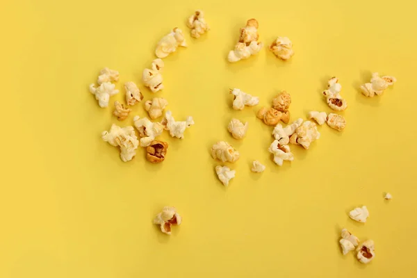 Palomitas fragantes dispersas sobre un fondo amarillo, espacio de copia — Foto de Stock