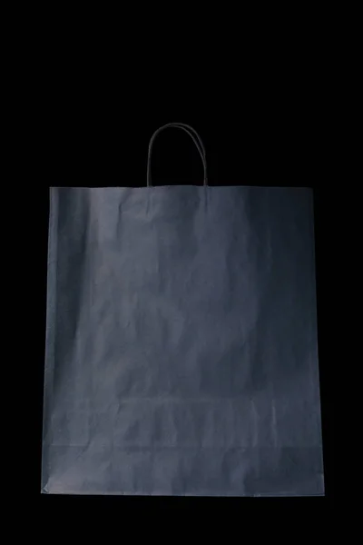 Bolsa de papel gris vacía de papel Kraft, mocap, aislar, sobre un fondo negro, el concepto de producción libre de residuos, ecología, sobre un fondo negro — Foto de Stock