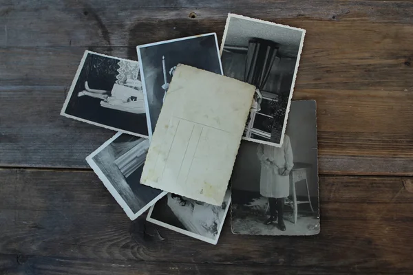 Sommige oude foto's op houten tafel retro — Stockfoto