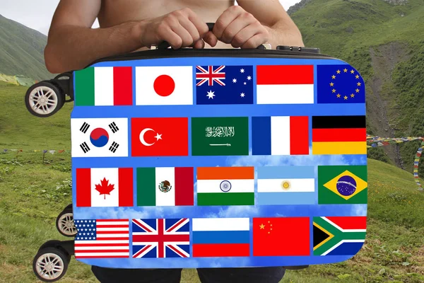관광객은 두 손으로 다른 나라의 국기, 세계 여행의 상징, 관광, 이민, 정치 망명과 가방을 보유하고 — 스톡 사진