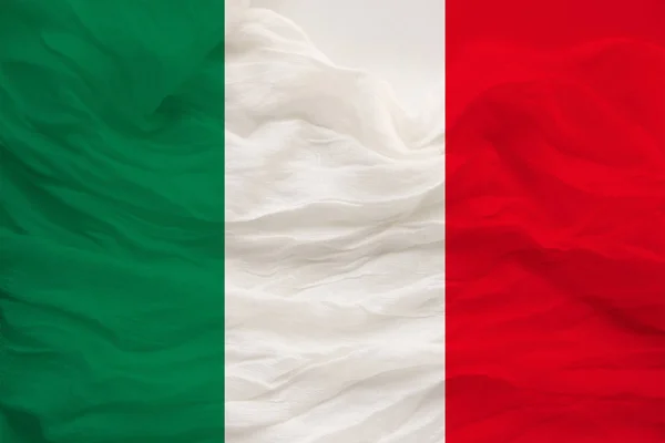 La bandiera nazionale del paese d'Italia su seta dolce con pieghe a vento, concetto di viaggio, immigrazione, politica, spazio per copiare, primo piano — Foto Stock