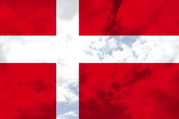 Piękna flaga Danii na miękkiej jedwabiu z miękkimi fałdami, zbliżenie, przestrzeń kopiowania na półprzezroczystym niebieskim tle nieba — Zdjęcie stockowe