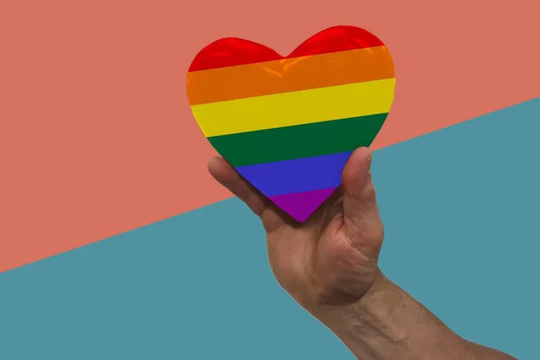Arco iris gay orgullo símbolo corazón en forma de manos en el fondo geométrico en vibrante coral, turquesa, espacio de copia —  Fotos de Stock