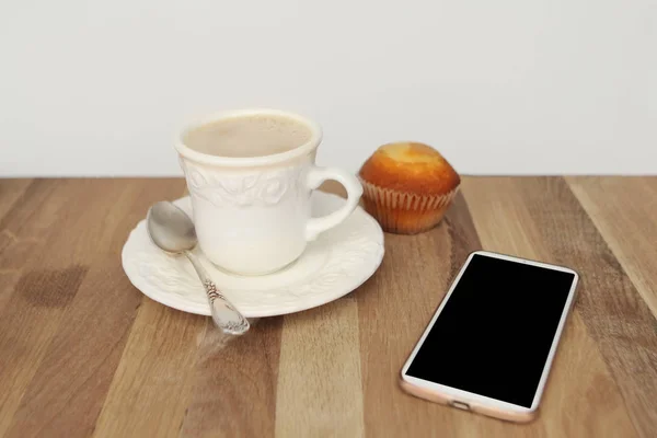 빈 검은 색 화면, 나무 테이블에 커피와 컵 케이크와 흰색 휴대 전화의 이미지를 조롱 — 스톡 사진
