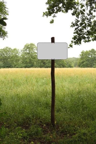 Leere isolierte weiße Clipping Naturzeichen, Verkehrsschild im Park auf Holzpfosten — Stockfoto