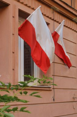 mimari arka planda lehçe bayrakları