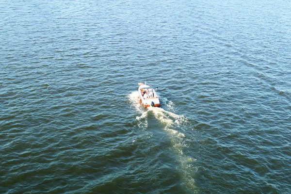Λευκή βάρκα με τους επιβάτες που επιπλέουν στο νερό με κύματα, αντίγραφο χώρου — Φωτογραφία Αρχείου