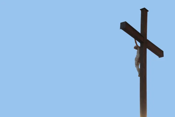 Crucifixo cristão em uma cruz alta de madeira, espaço de cópia, isolar — Fotografia de Stock