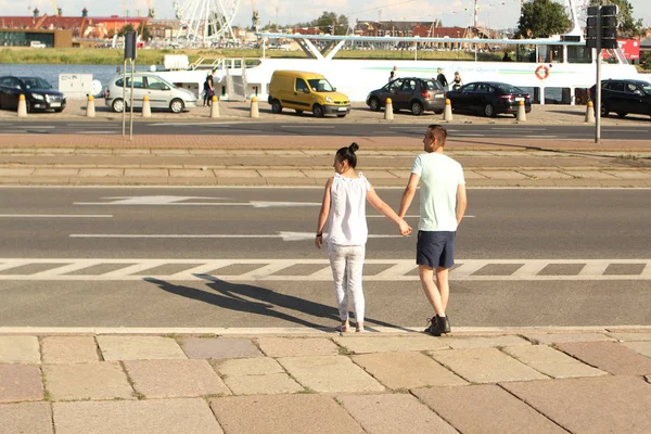 Щецин, Польща-2019 липня: чоловік і жінка перетинають дорогу в неправильному місці на набережній вала хоробрий — стокове фото