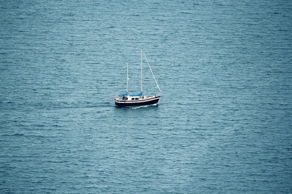 Beau bateau blanc naviguant dans la mer — Photo