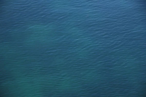 Όμορφη υφή της επιφάνειας του θαλάσσιου νερού με ελαφρύ κυματισμός, κενό για σχεδιαστή, κενό για καρτ ποστάλ, αντίγραφο χώρου — Φωτογραφία Αρχείου
