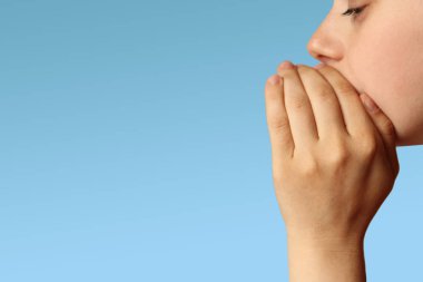 kız, genç fısıldıyor, bir şey söylüyor, bir avuç içi ile ağzını kapsayan, söylentiler kavramı, dedikodu, sırlar, yakın çekim, uzay kopyalamak, izole