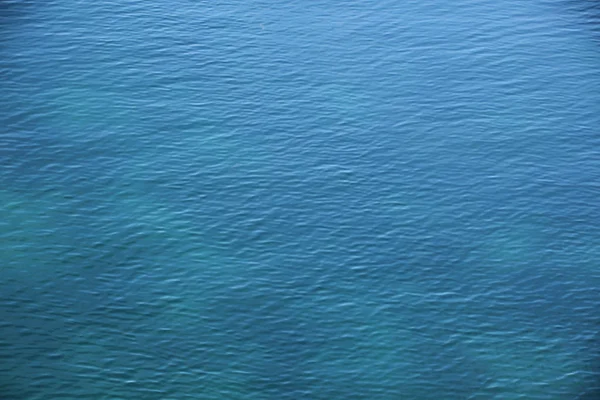 Prachtige textuur van zeewater oppervlak met licht rimpelingen, leeg voor ontwerper, blanco voor briefkaart, kopieer ruimte — Stockfoto