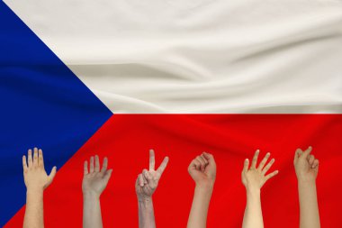 yumuşak kıvrımlar ile renkli bir ipek devlet bayrağı arka plan karşı insanların çok kaldırdı eller, insanlar birlik kavramı