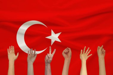 yumuşak kıvrımlar ile renkli bir ipek devlet bayrağı arka plan karşı insanların çok kaldırdı eller, insanlar birlik kavramı