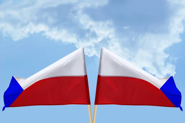 Dvě české státní vlajky na pozadí modré oblohy s mraky — Stock fotografie