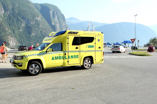 Walldal, Norveç - Temmuz 2019: Norveç'te sarı ambulans arabası