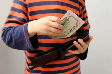 çocuk, okul öncesi, ilkokul öğrencisi, para, dolar, bir deri cüzdan dan euro alır, eller yakın çekim