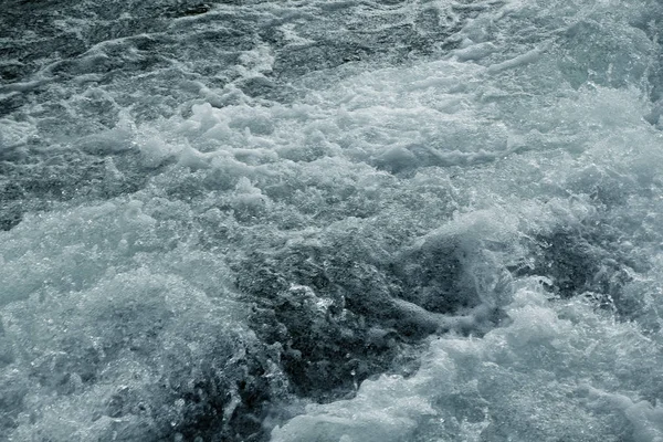 Όμορφη υφή ενός θυελλώδους ποταμού βουνού, νερό με σταγόνες, κύματα — Φωτογραφία Αρχείου