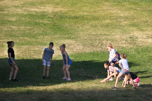 SZECHIN, POLONIA - Julio 2019: los adolescentes juegan juegos al aire libre en un césped verde — Foto de Stock