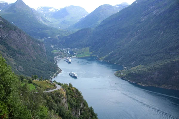 Nádherné vodní linie se plaví úzkým fjordem v Norsku — Stock fotografie
