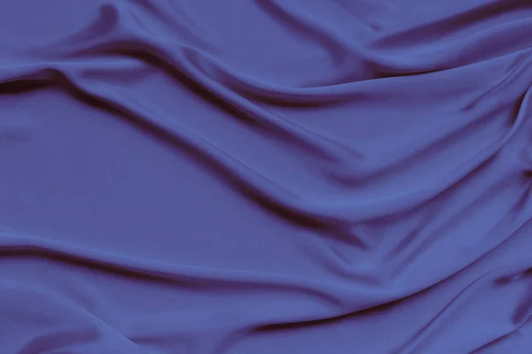 Lila hermoso satén cubierto con tela de pliegues suaves, fondo de tela de seda, primer plano, espacio de copia — Foto de Stock