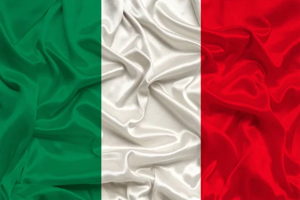 Национальный флаг Италии на мягком шелке с ветровыми складками, концепция путешествий, иммиграция, политика, копировальное пространство, крупный план — стоковое фото