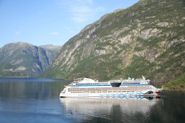 Hillesult, Norveç - Temmuz 2019: Aida Cruises çok katmanlı beyaz uçak yüksek dağlar arasında Norveç güzel İskandinav fiyort yelken