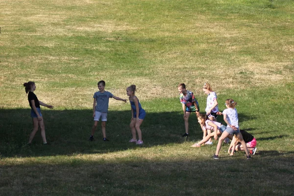 SZECHIN, POLONIA - Julio 2019: los adolescentes juegan juegos al aire libre en un césped verde — Foto de Stock