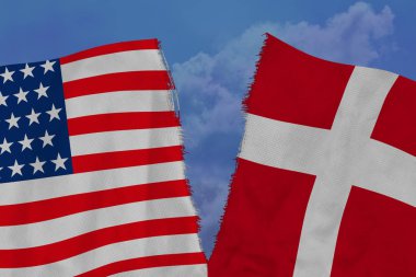 fırtınalı bir gökyüzüne karşı Amerikan ve Danimarka bayrakları görüntü ile yırtık kumaş, uluslararası ilişkilerin bozulması kavramı