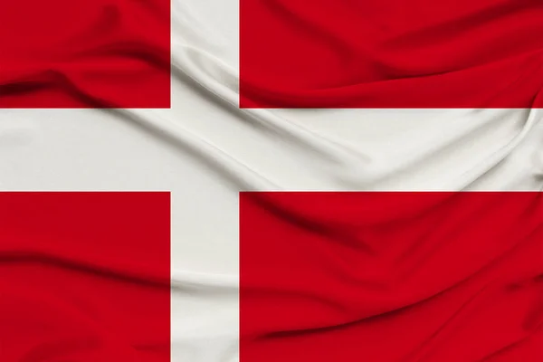 Drapeau du Danemark sur fond de tissu de soie avec des vagues et des draperies. Arrière-plan pour la conception, gros plan, espace de copie — Photo