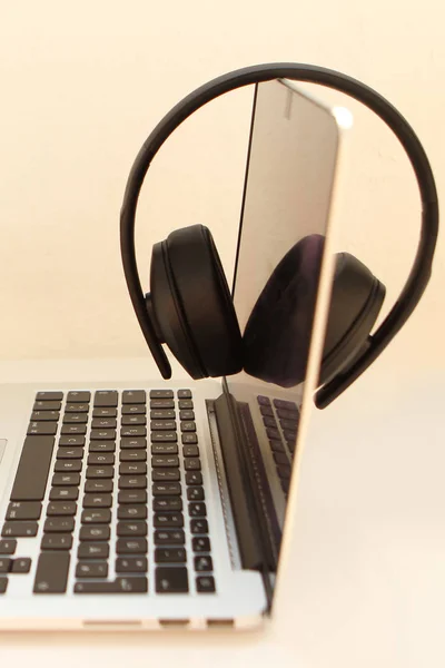 Laptop computer with headset, copy space, close-up — Stock Photo, Image