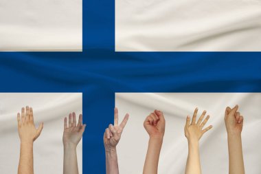 Finlandiya bayrağının arka planda birçok elin kolaj